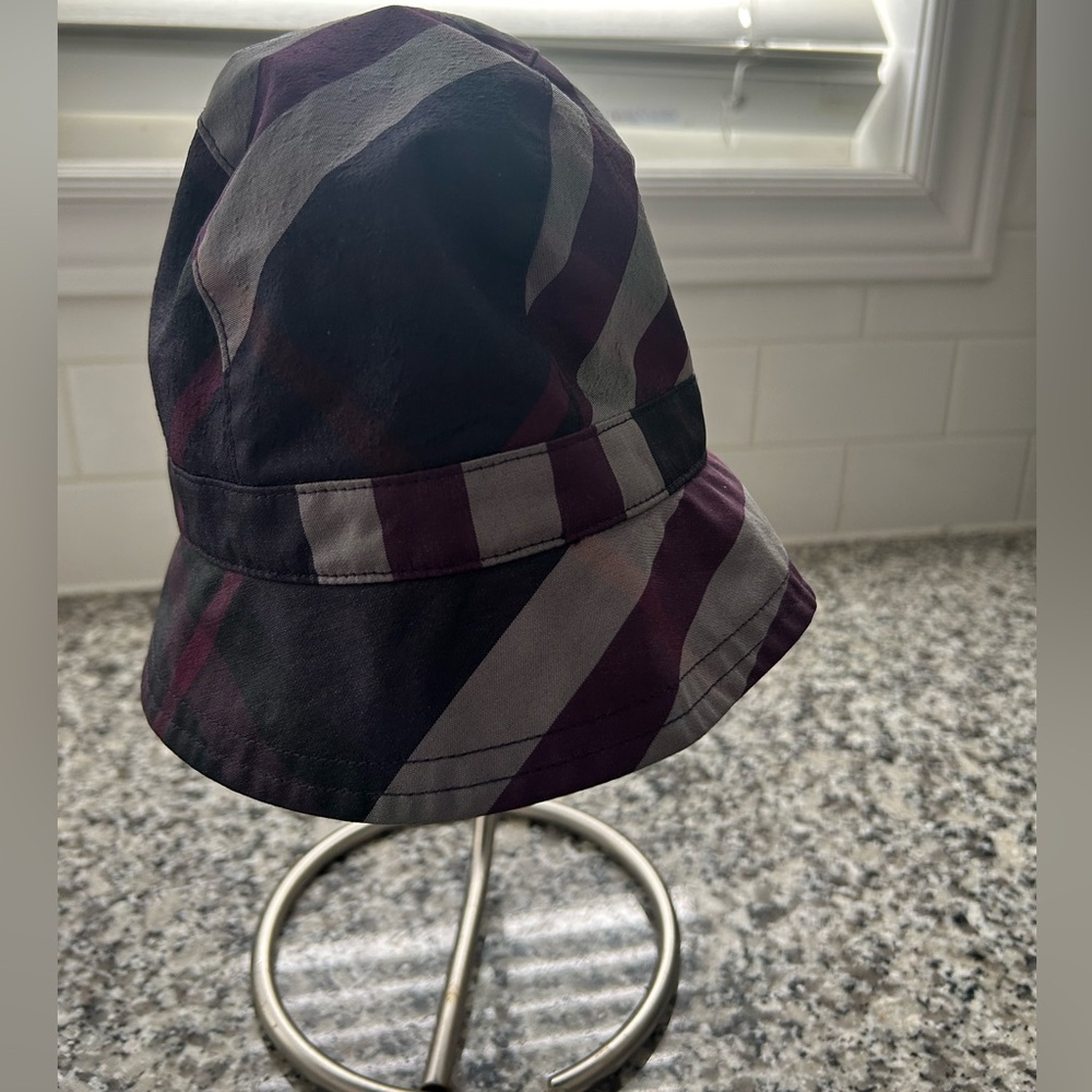 Burberry bucket hat. Size M